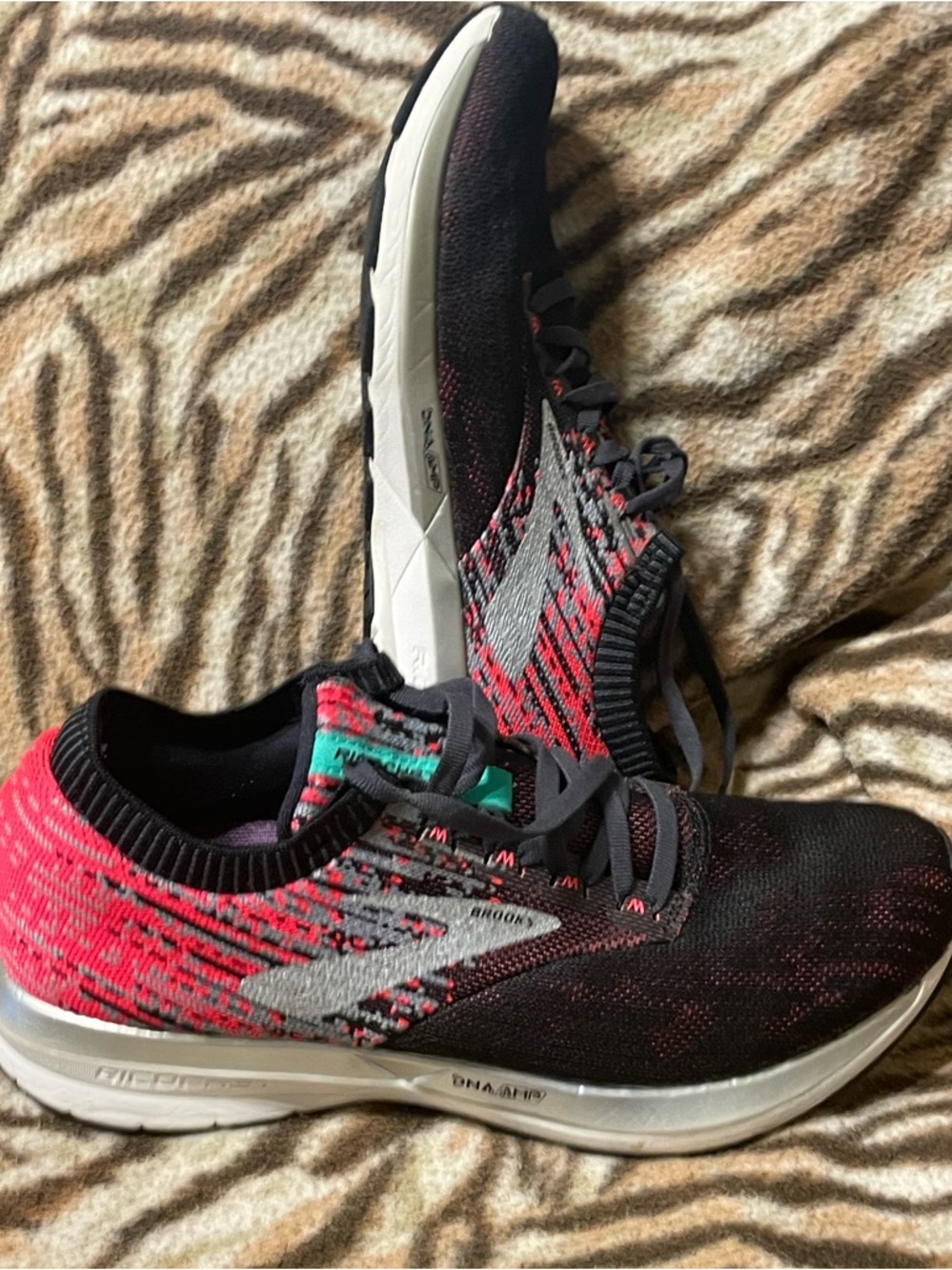 Brooks Sneakers (Ricochet DNA)
